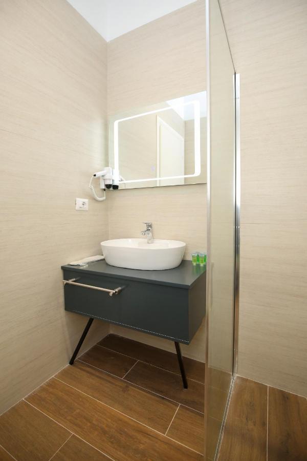 Hotel Amantia Orikum Bagian luar foto